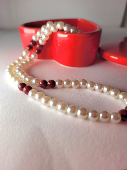 Collier rouge bordeaux et blanc nacré